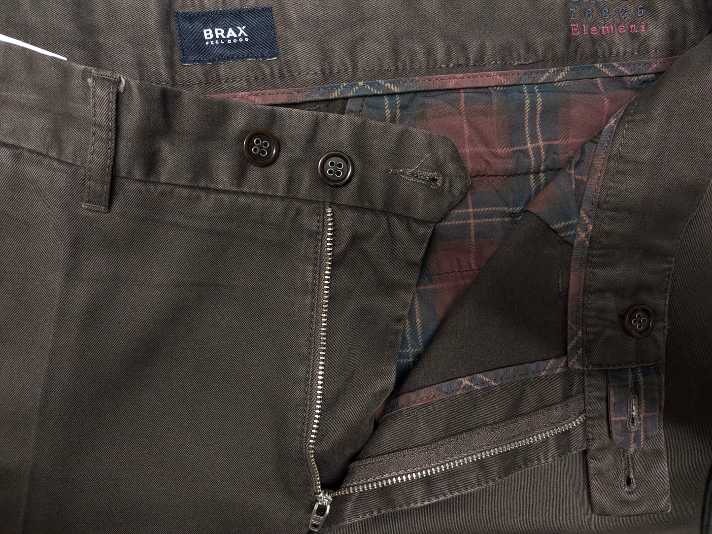 Pantalon / pantalon chino Brax. De couleur marron foncé. Taille 52/L.