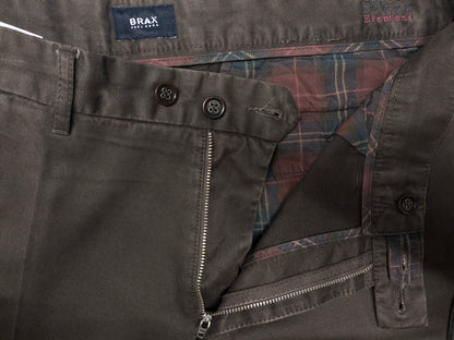 Pantalon / pantalon chino Brax. De couleur marron foncé. Taille 52/L.
