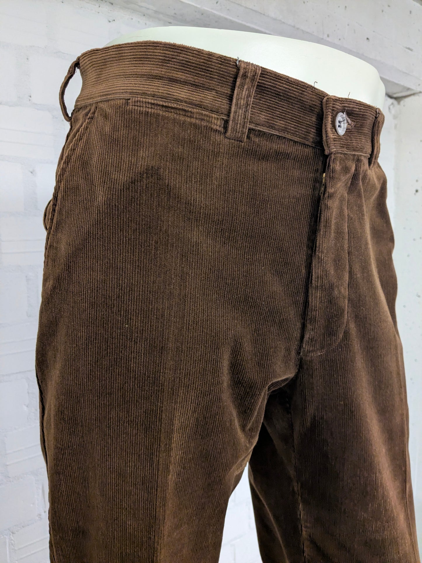 Pantalón Gardeur Rib / Pantalón Rib. De color marrón. Talla 52/L.