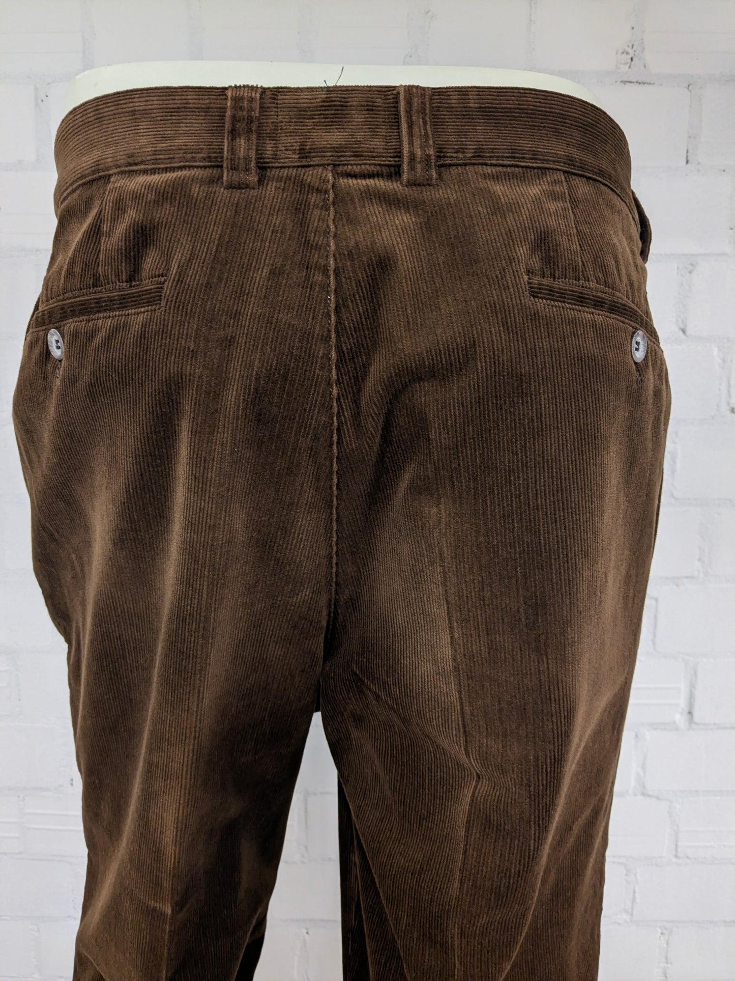 Pantalón Gardeur Rib / Pantalón Rib. De color marrón. Talla 52/L.