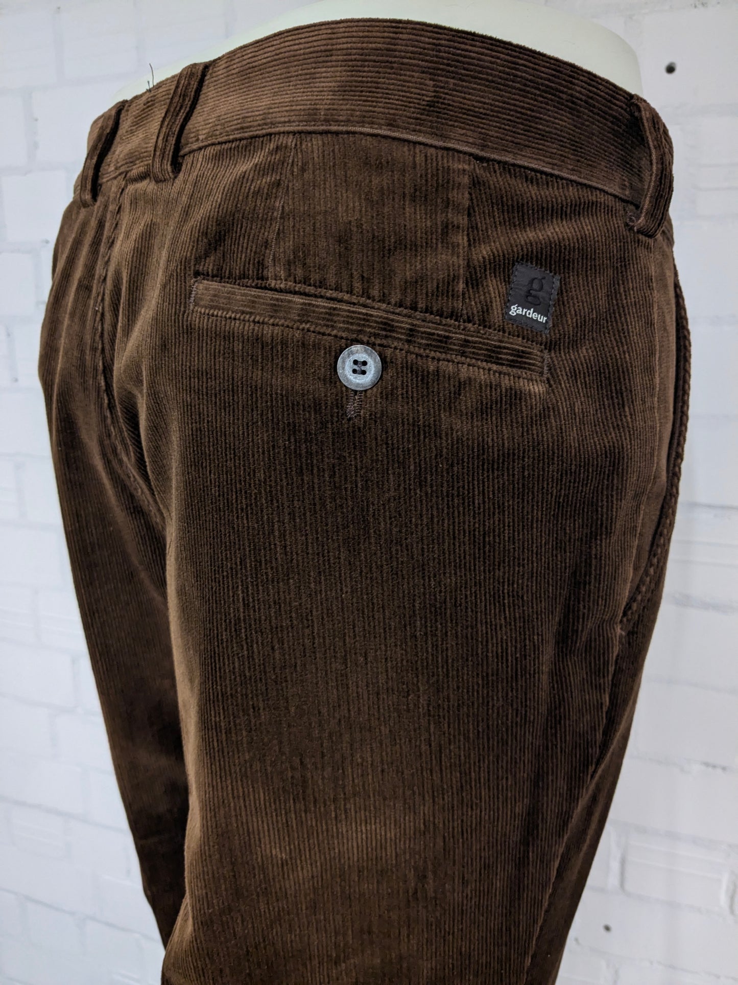 Pantalón Gardeur Rib / Pantalón Rib. De color marrón. Talla 52/L.
