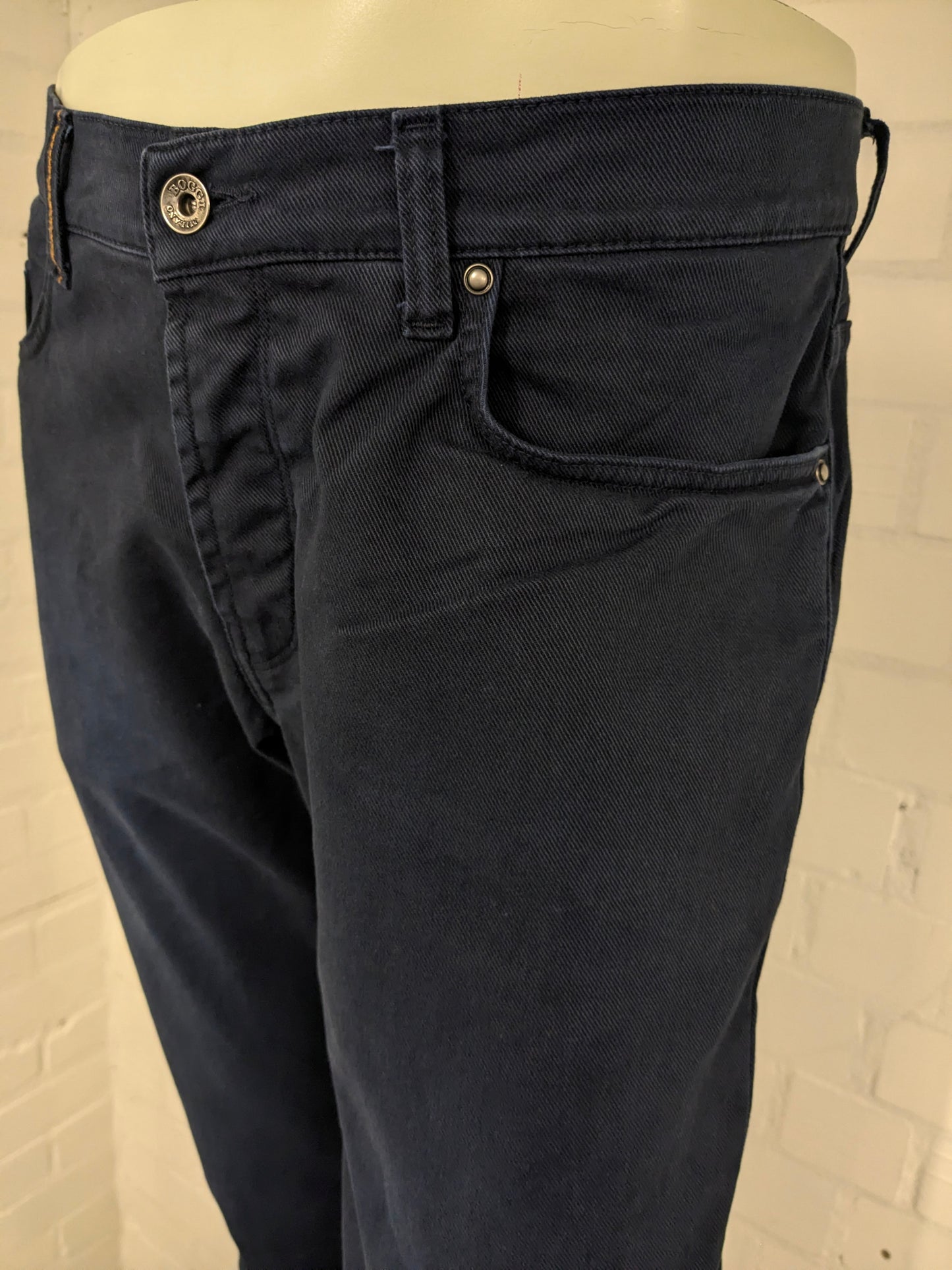 Boggi Milano broek. Donker Blauw gekleurd. Maat W36 - L34. stretch.