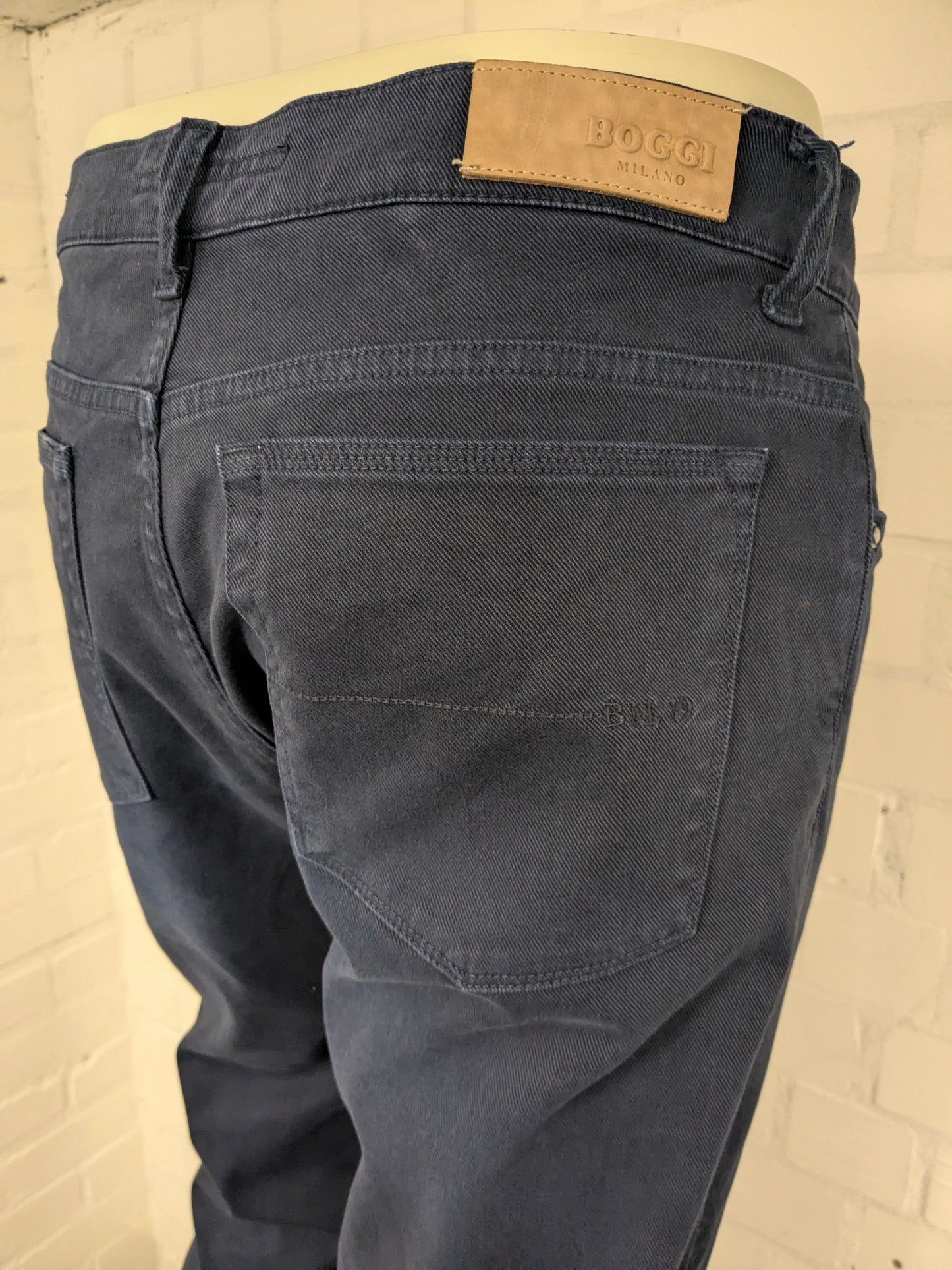 Boggi Milano broek. Donker Blauw gekleurd. Maat W36 - L34. stretch.