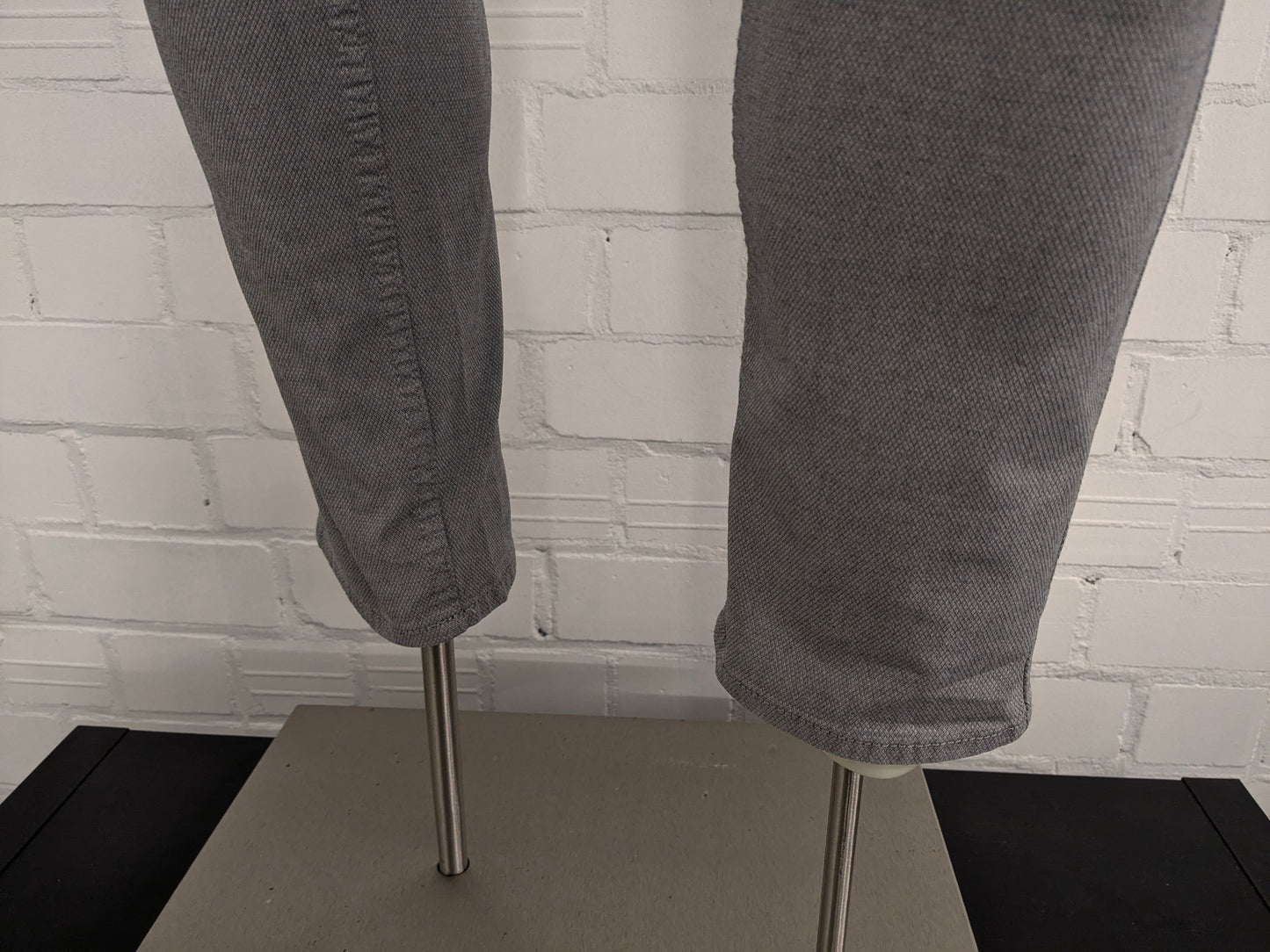 Pantalón / pantalón Boss Hugo Boss. Gris mixto. Talla 46 / S. Corte entallado. estirar.