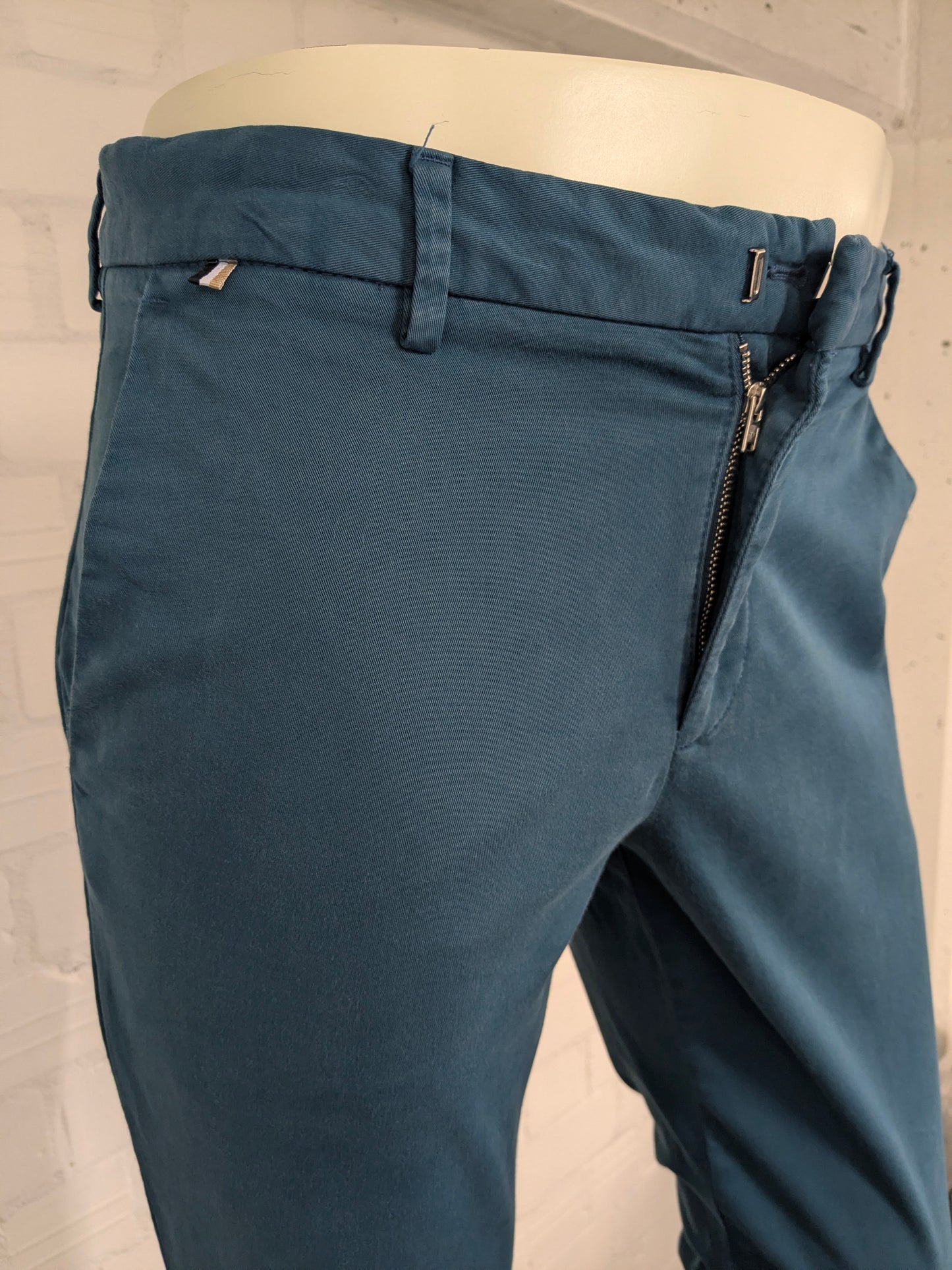 Boss Hugo Boss Hosen / Hosen. Grün gefärbt. Größe 46 / S. Typ Kaito. schlanke Passform. strecken.