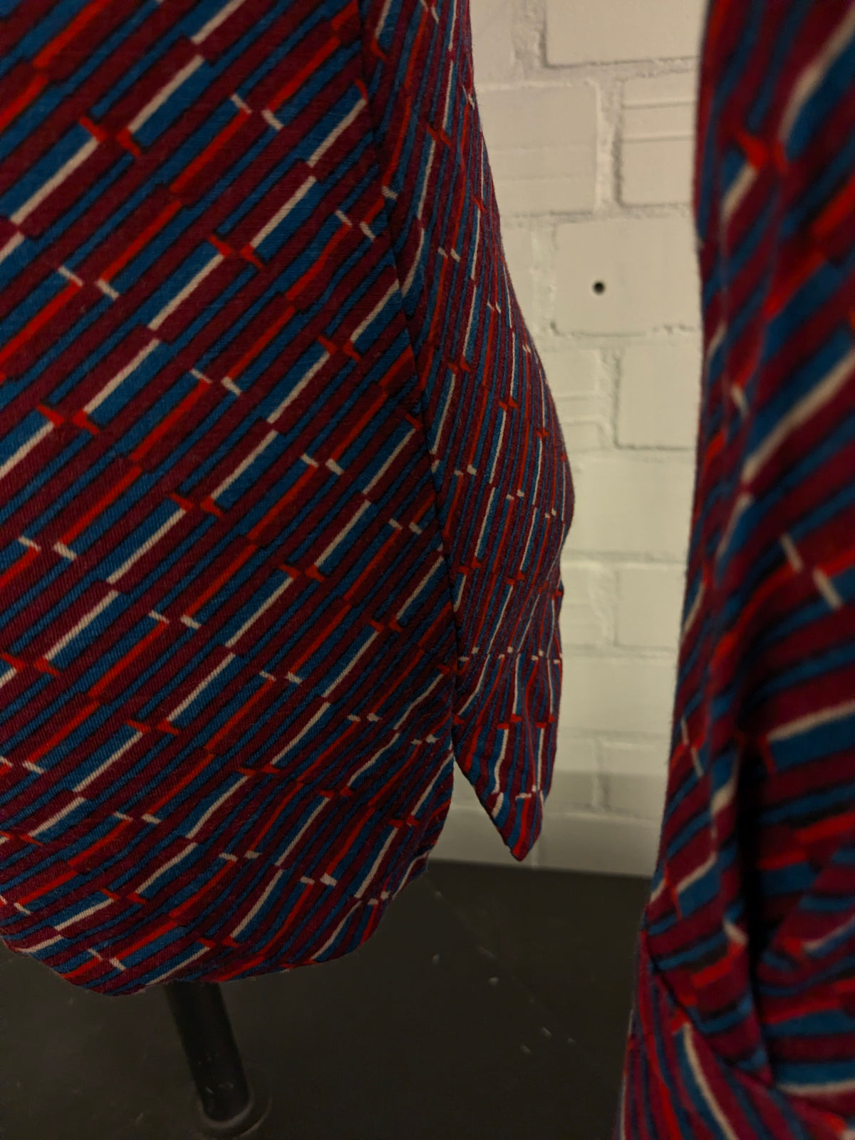 Vintage Lanvin Paris polo trui met puntkraag. Rood Paars Blauw Witte print. Maat L. slim fit. stretch.