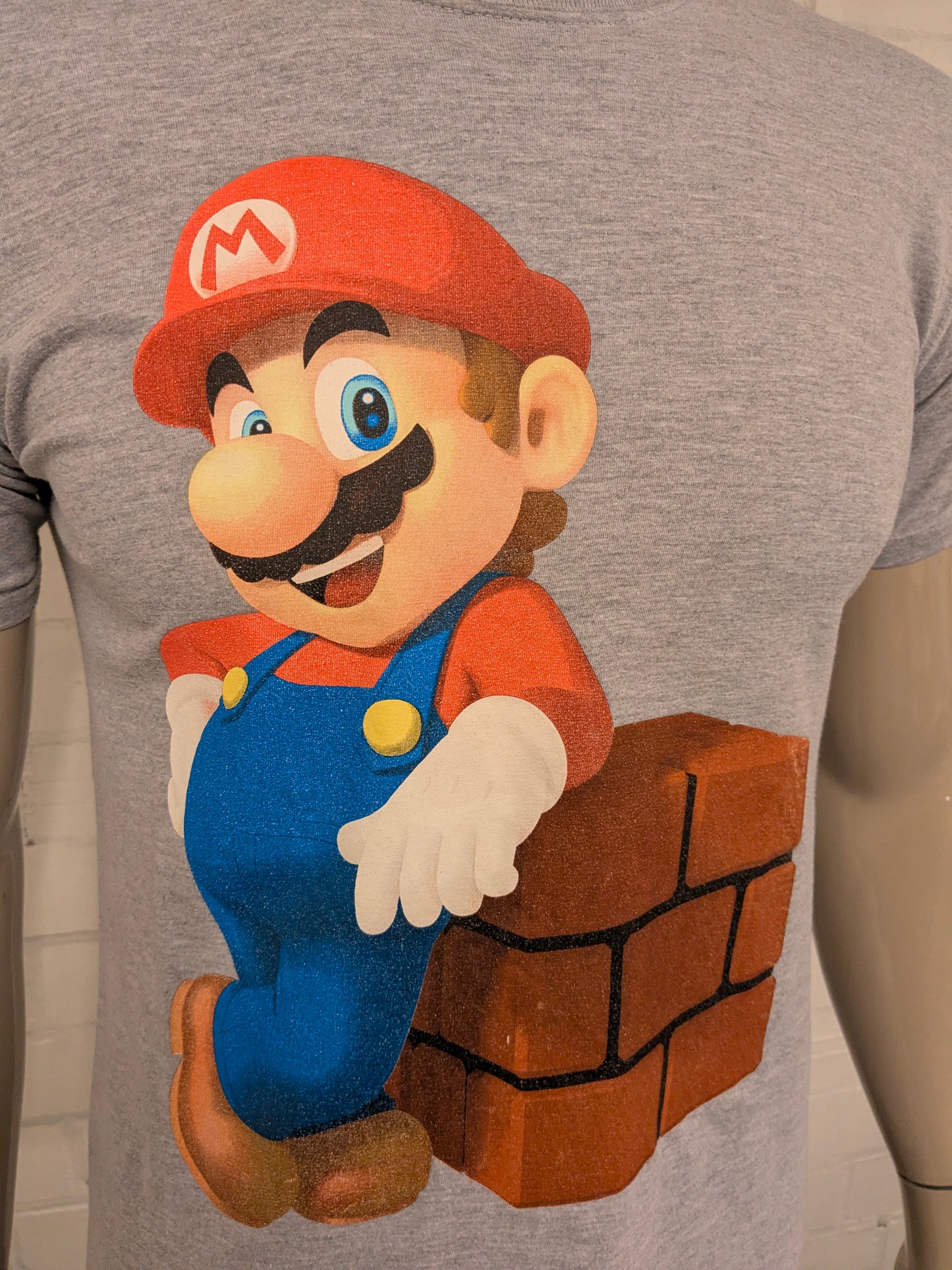 Super Mario shirt. Grijs met opdruk. Maat M.