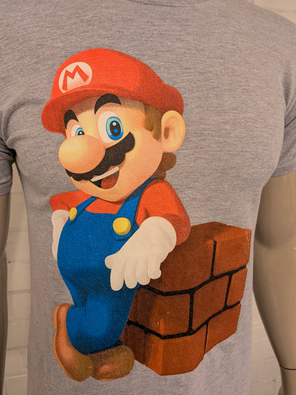 Super Mario shirt. Grijs met opdruk. Maat M.