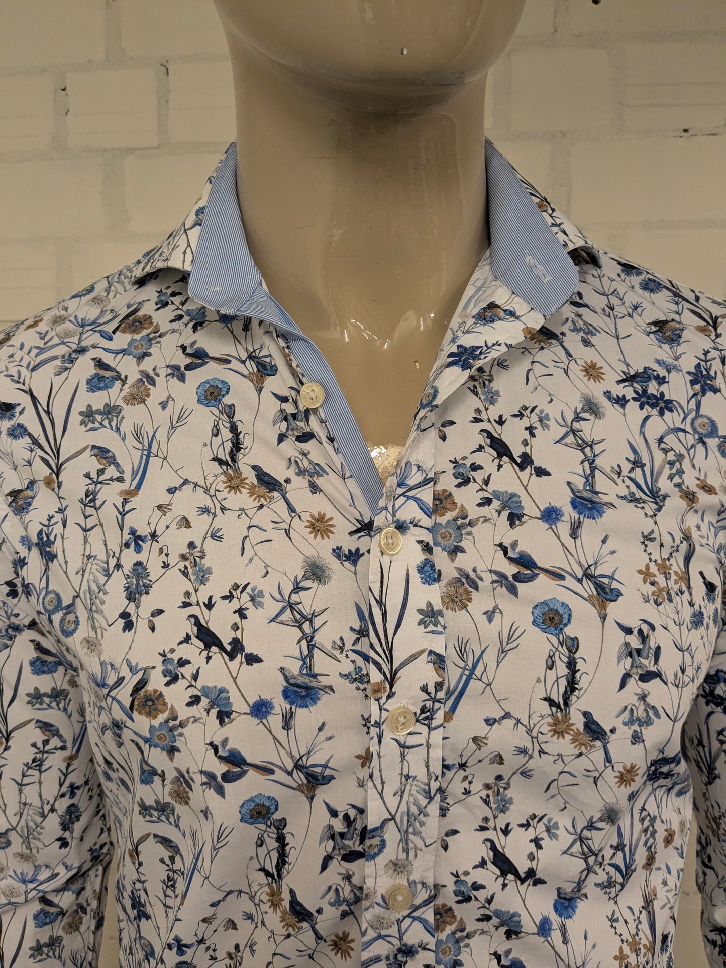 River Woods overhemd. Blauw Bruin Witte bloemen print. Maat S. slim fit.