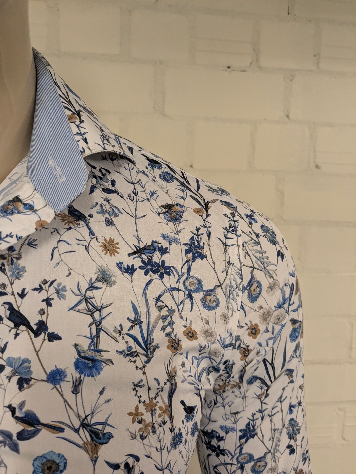 River Woods overhemd. Blauw Bruin Witte bloemen print. Maat S. slim fit.