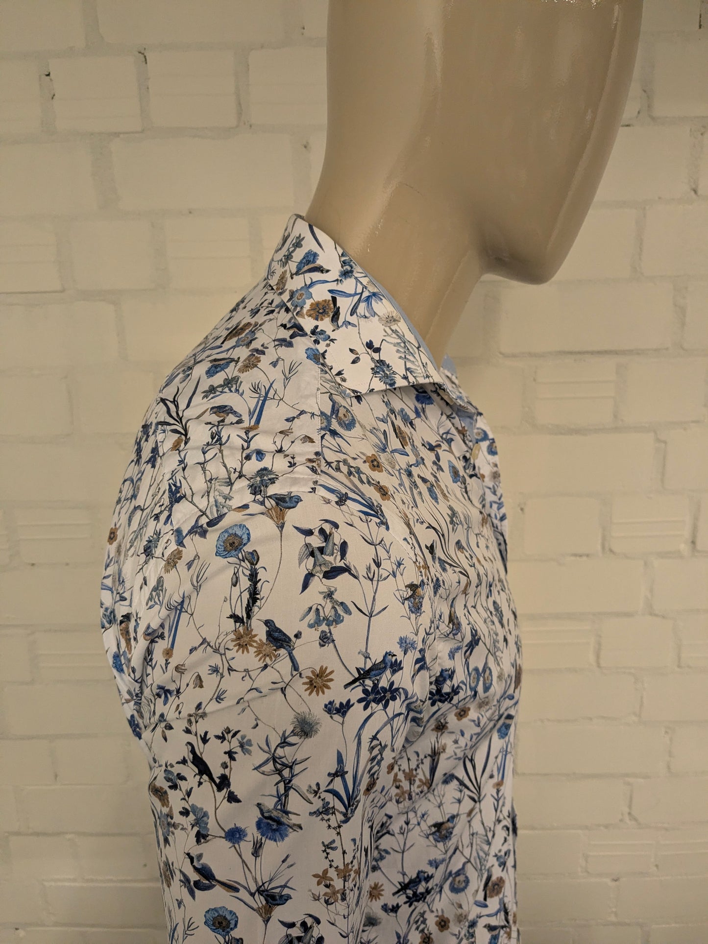River Woods overhemd. Blauw Bruin Witte bloemen print. Maat S. slim fit.