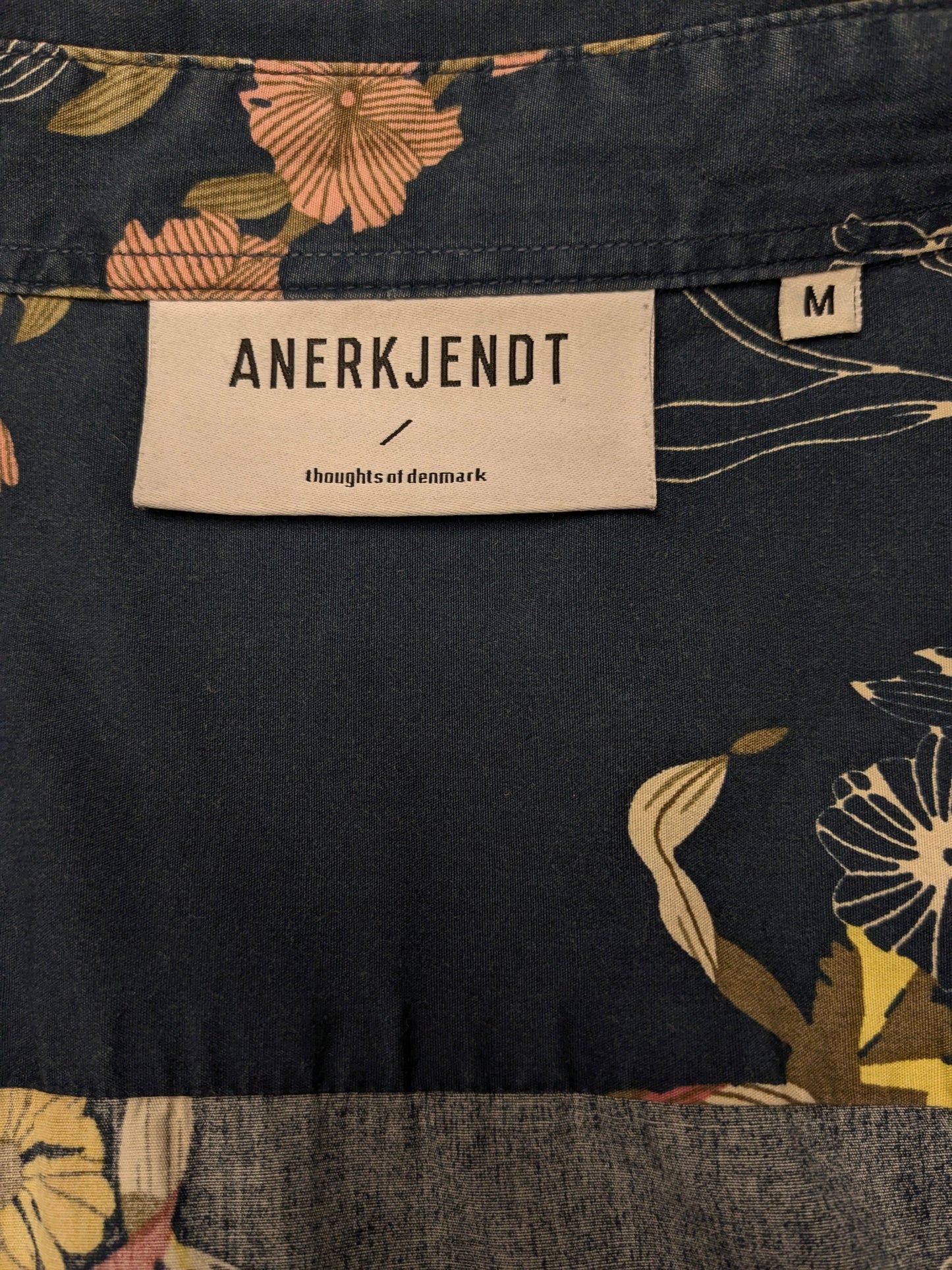 Anerkjendt overhemd. Donker Blauw met Roze Geel Bruine Bloemen print. Maat M.