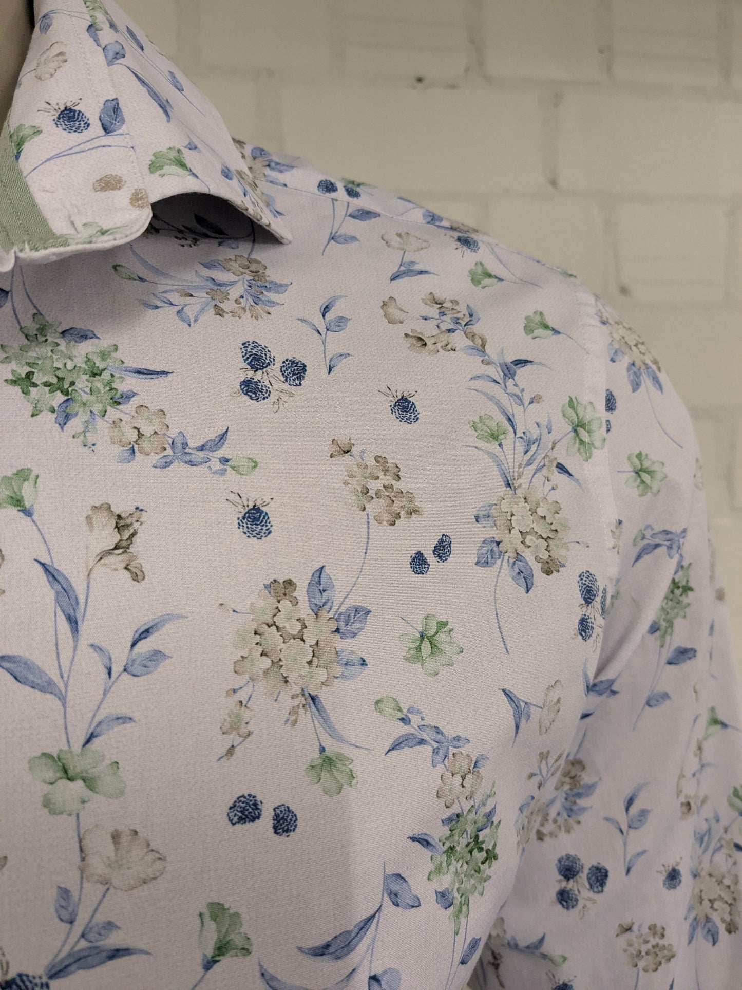 Upper East overhemd. Wit Beige Blauw Groene Bloemen print. Maat L. slim fit.