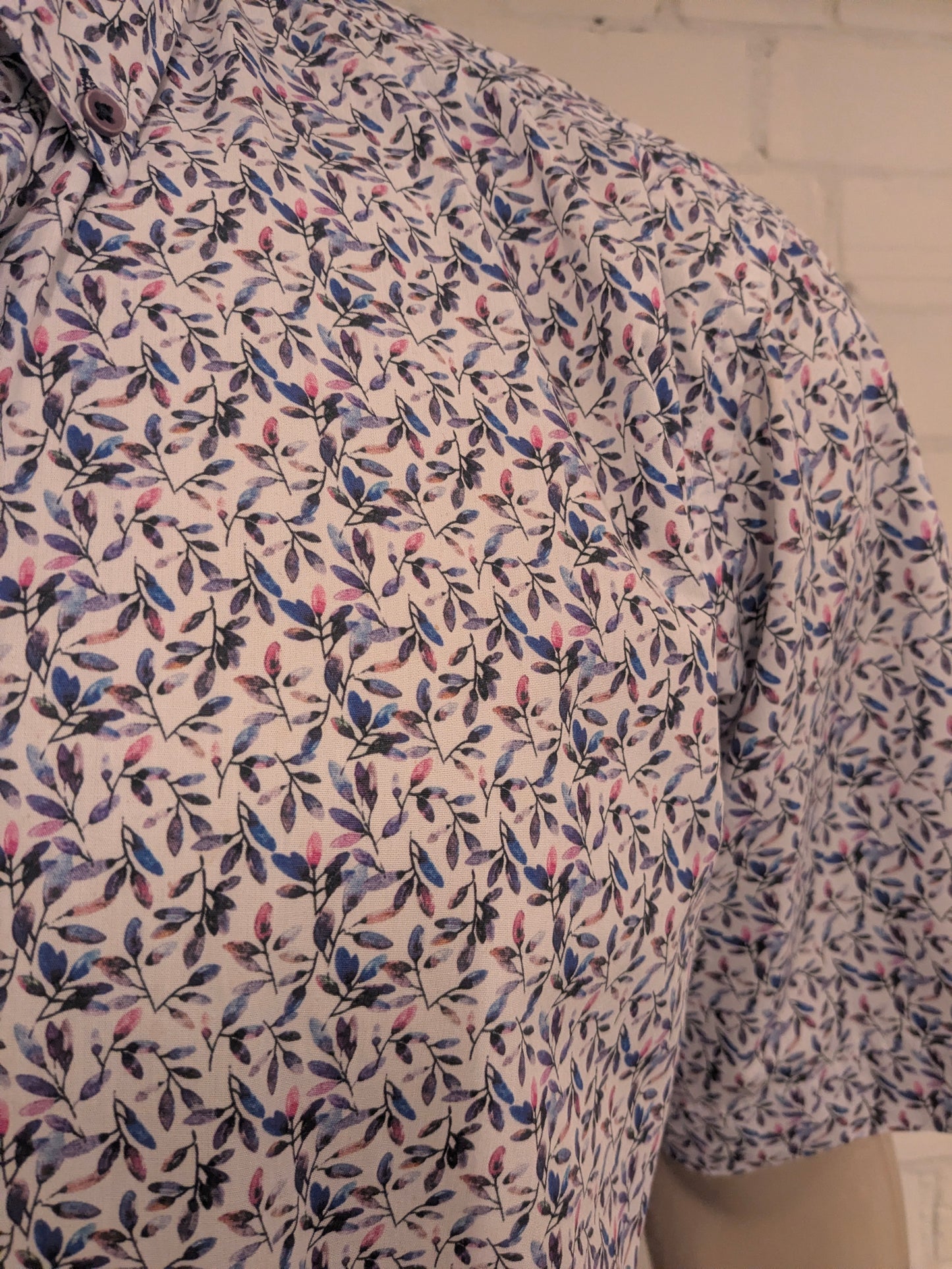 Eden Valley overhemd korte mouw. Blauw Roze Paars blad motief. extra lang! Maat 2XL / XXL.