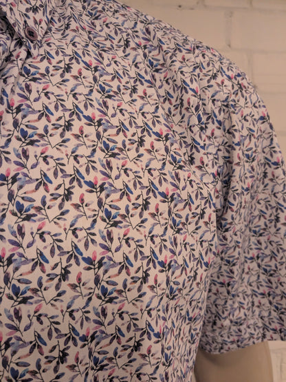 Eden Valley overhemd korte mouw. Blauw Roze Paars blad motief. extra lang! Maat 2XL / XXL.