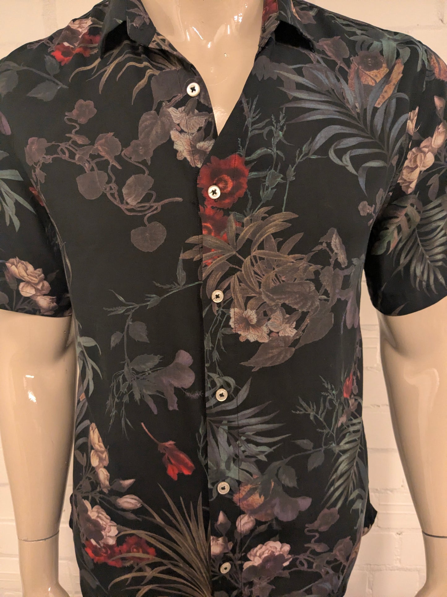 7 Diamonds overhemd korte mouw. Zwart met gekleurde bloemen print. Maat M.