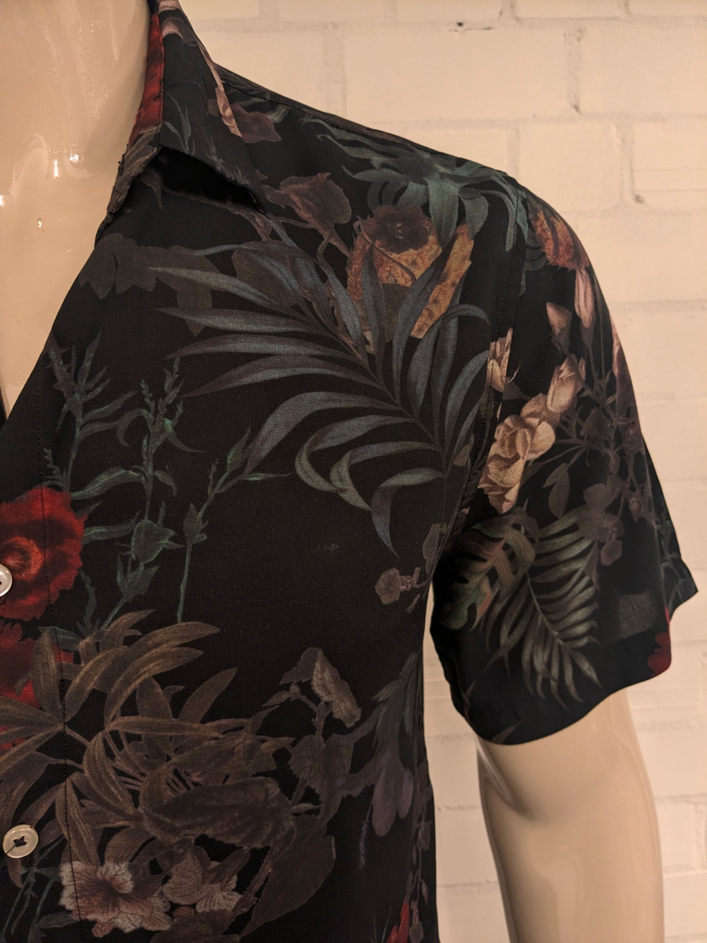 7 Diamonds overhemd korte mouw. Zwart met gekleurde bloemen print. Maat M.