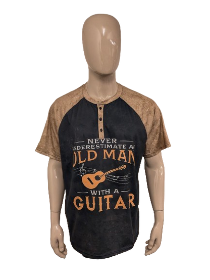Shirt met knoopjes "Old man with a guitar". Grijs Geel gekleurd. Maat 2XL / XXL. stretch.