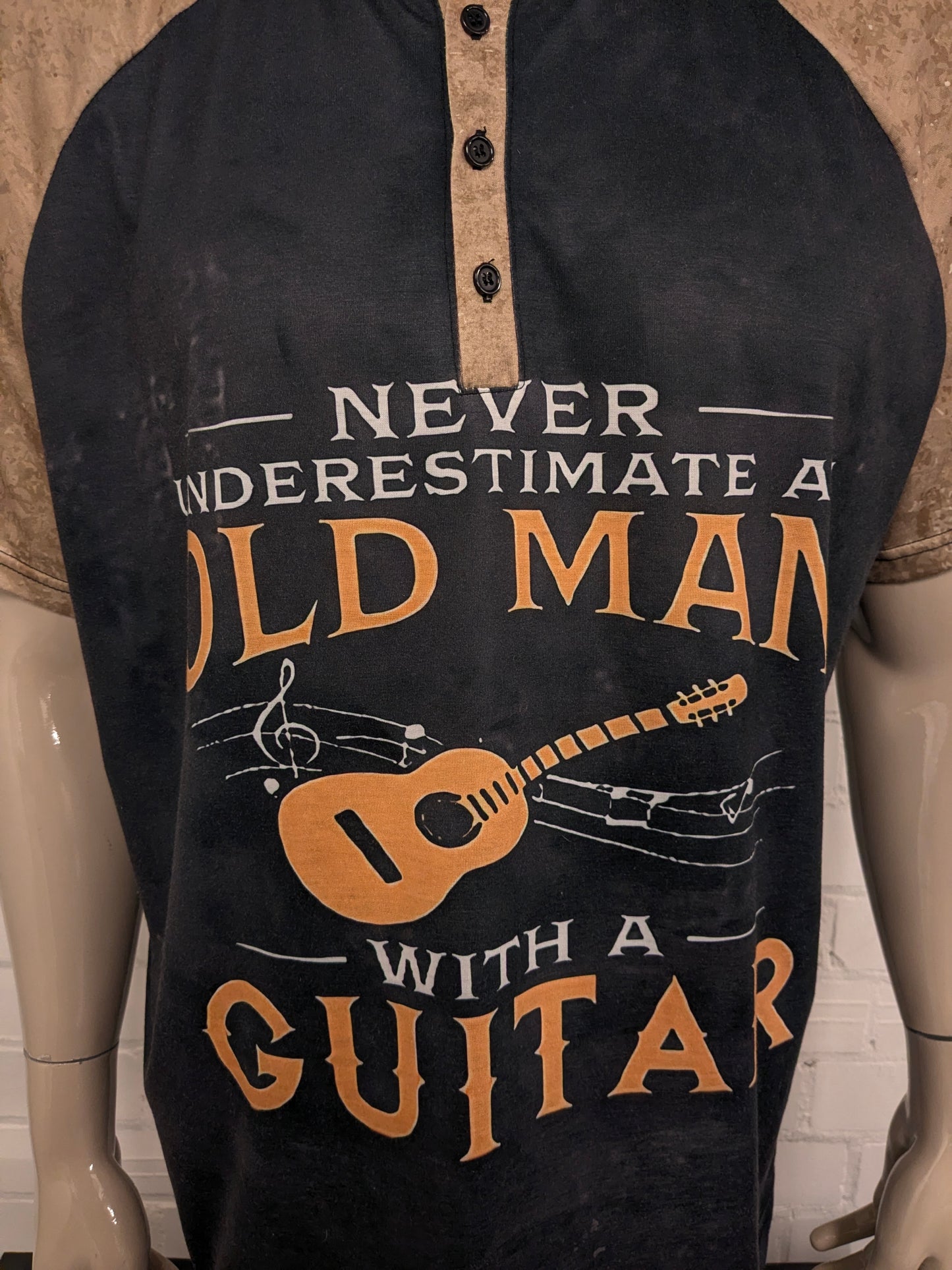 Shirt met knoopjes "Old man with a guitar". Grijs Geel gekleurd. Maat 2XL / XXL. stretch.