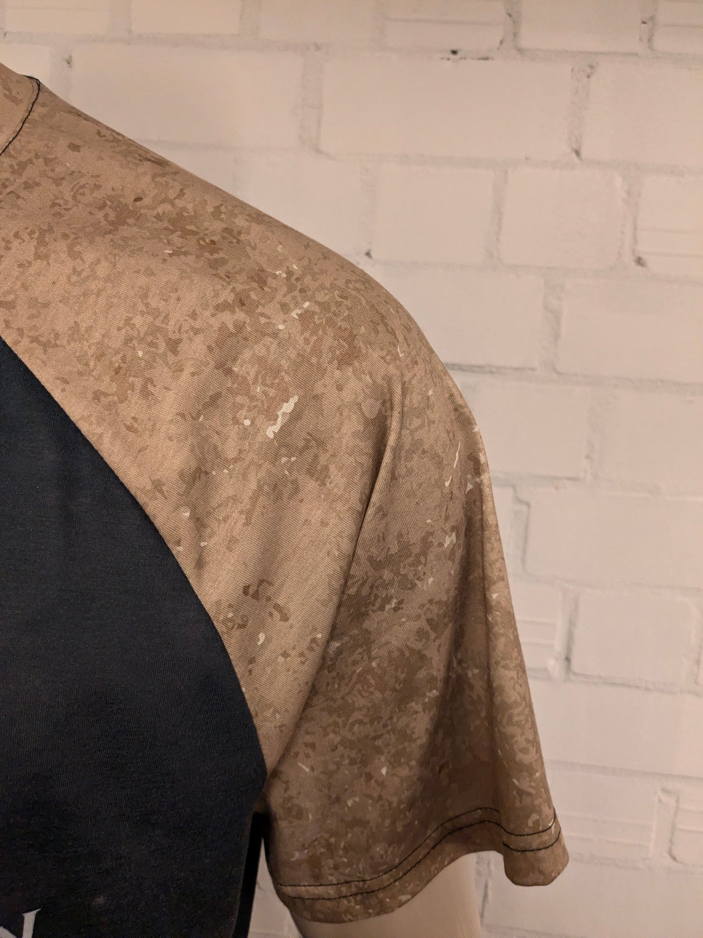 Shirt met knoopjes "Old man with a guitar". Grijs Geel gekleurd. Maat 2XL / XXL. stretch.