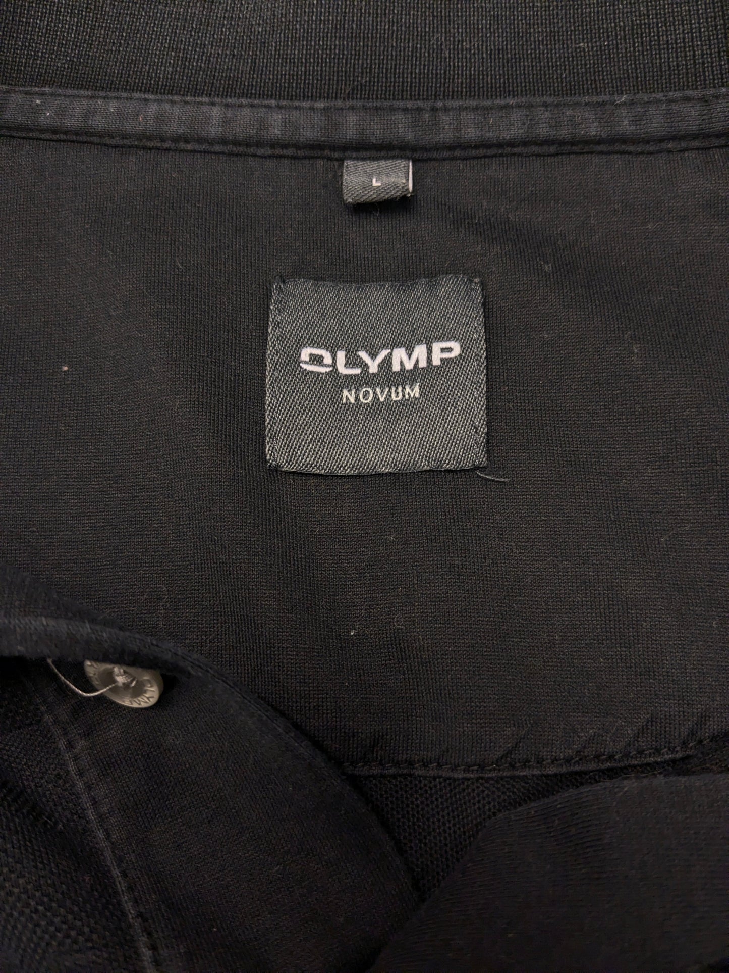 Olymp Novum polo. Zwart geruit motief, licht doorschijnend. Maat L.