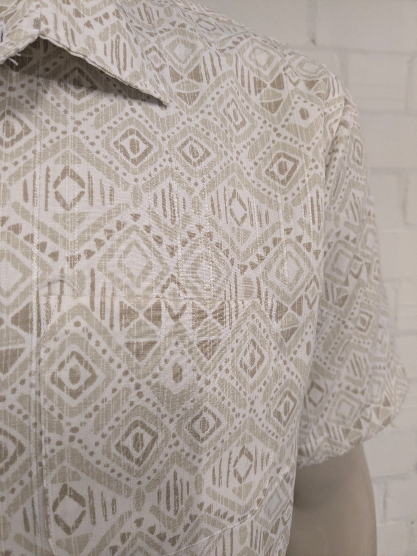 Van Heusen overhemd korte mouw. Beige Kaki Witte print. Maat 2XL / XXL.