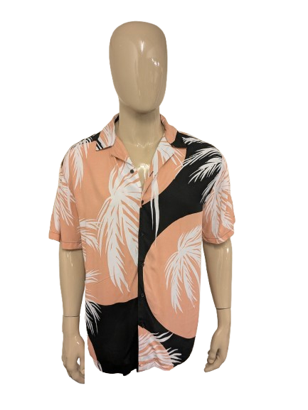 Camisa hawaiana No Boundries manga corta. Estampado negro blanco rosa. Talla XL.