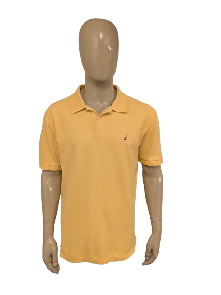 Polo náutico. De color amarillo. Talla L.