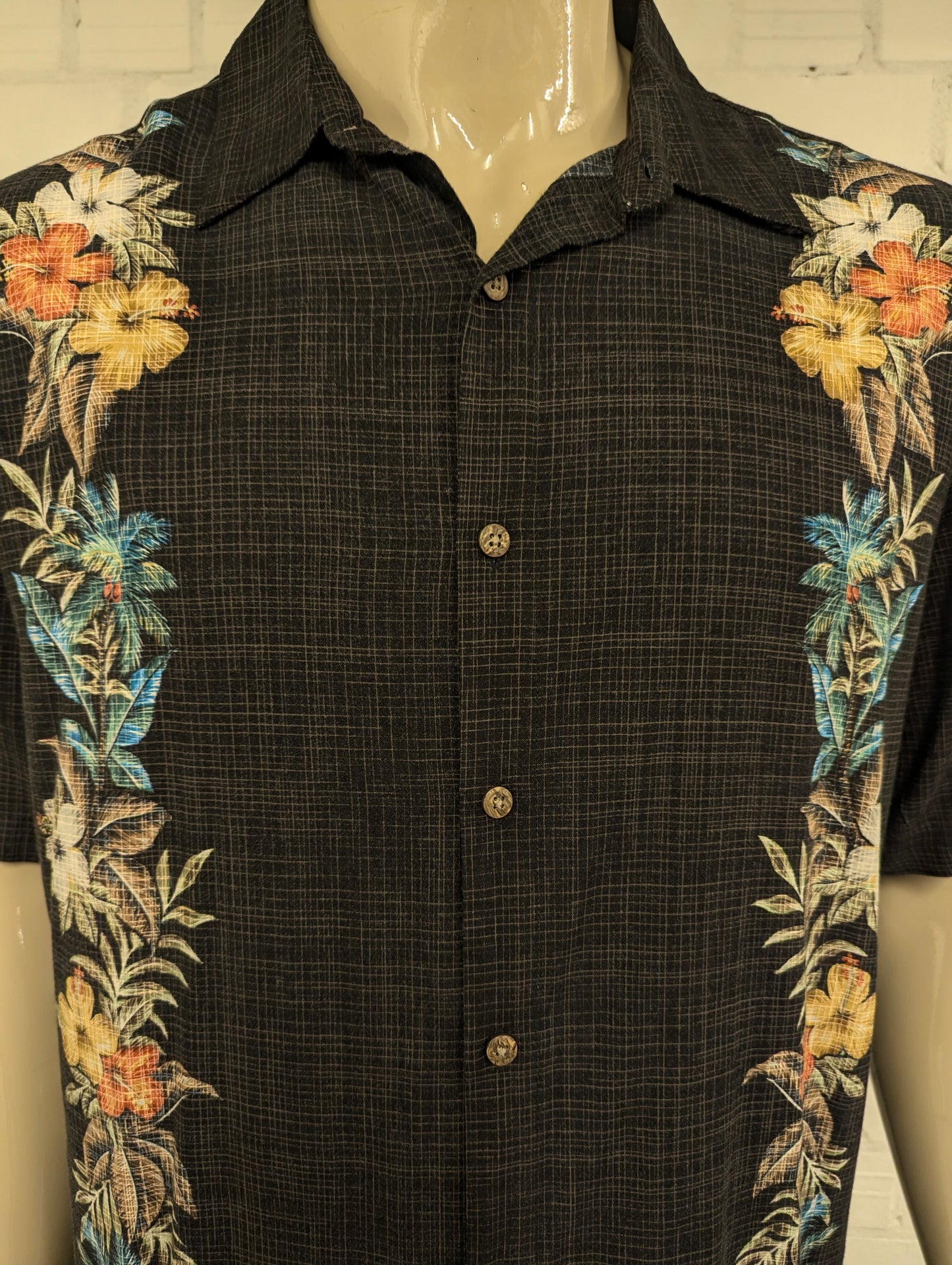 Batik Bay Hawaii overhemd korte mouw. Zwart met gekleurde bloemen print. Maat 2XL / XXL.