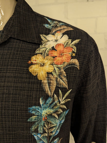 Batik Bay Hawaii overhemd korte mouw. Zwart met gekleurde bloemen print. Maat 2XL / XXL.