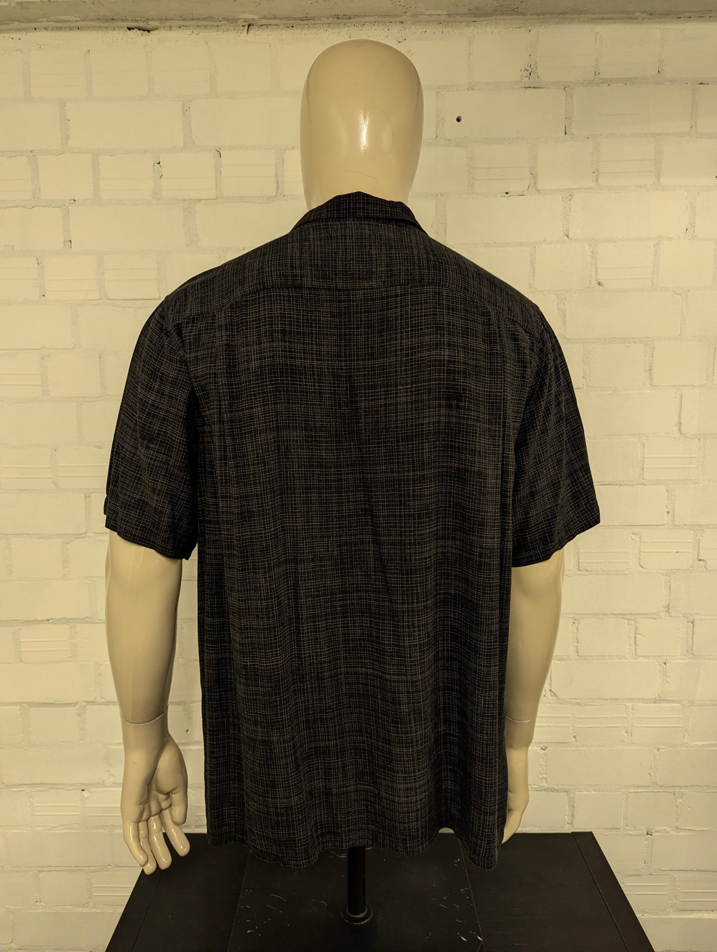 Batik Bay Hawaii overhemd korte mouw. Zwart met gekleurde bloemen print. Maat 2XL / XXL.