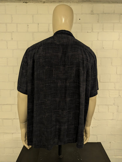 Batik Bay Hawaii overhemd korte mouw. Zwart met gekleurde Surf print. Maat 3XL / XXXL.