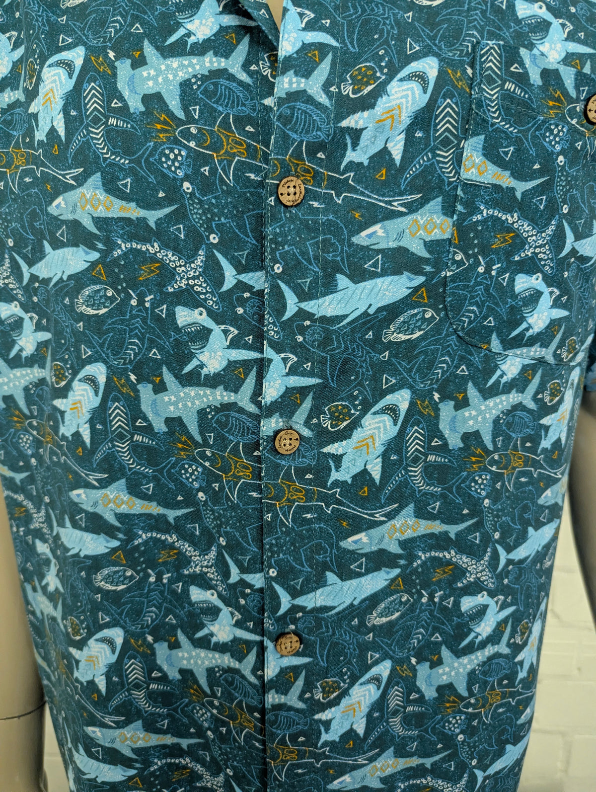 Lanikai Surf Vintage overhemd korte mouw. Blauw Wit Gele Haaien print. Maat 2XL / XXL.