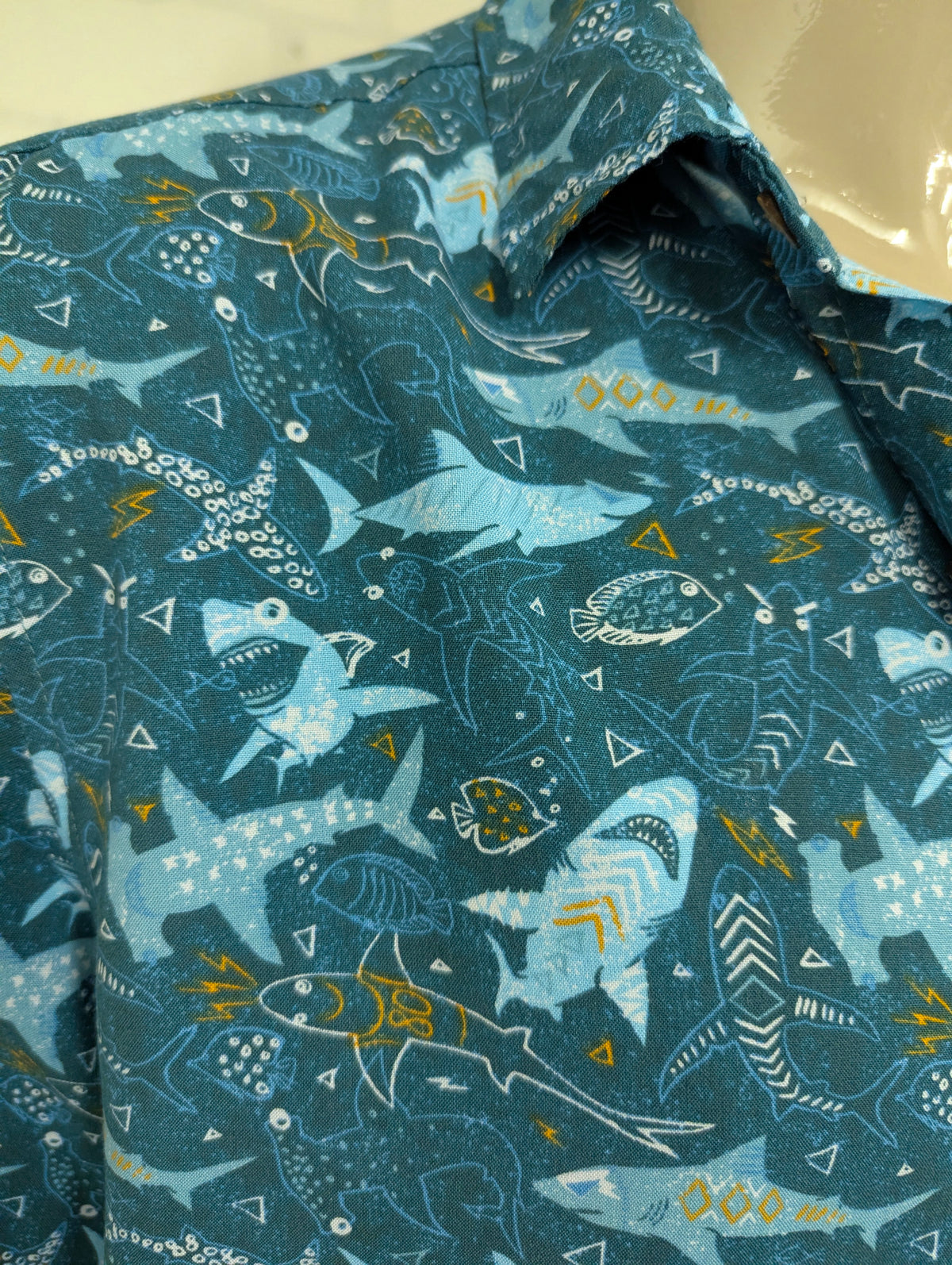 Lanikai Surf Vintage overhemd korte mouw. Blauw Wit Gele Haaien print. Maat 2XL / XXL.