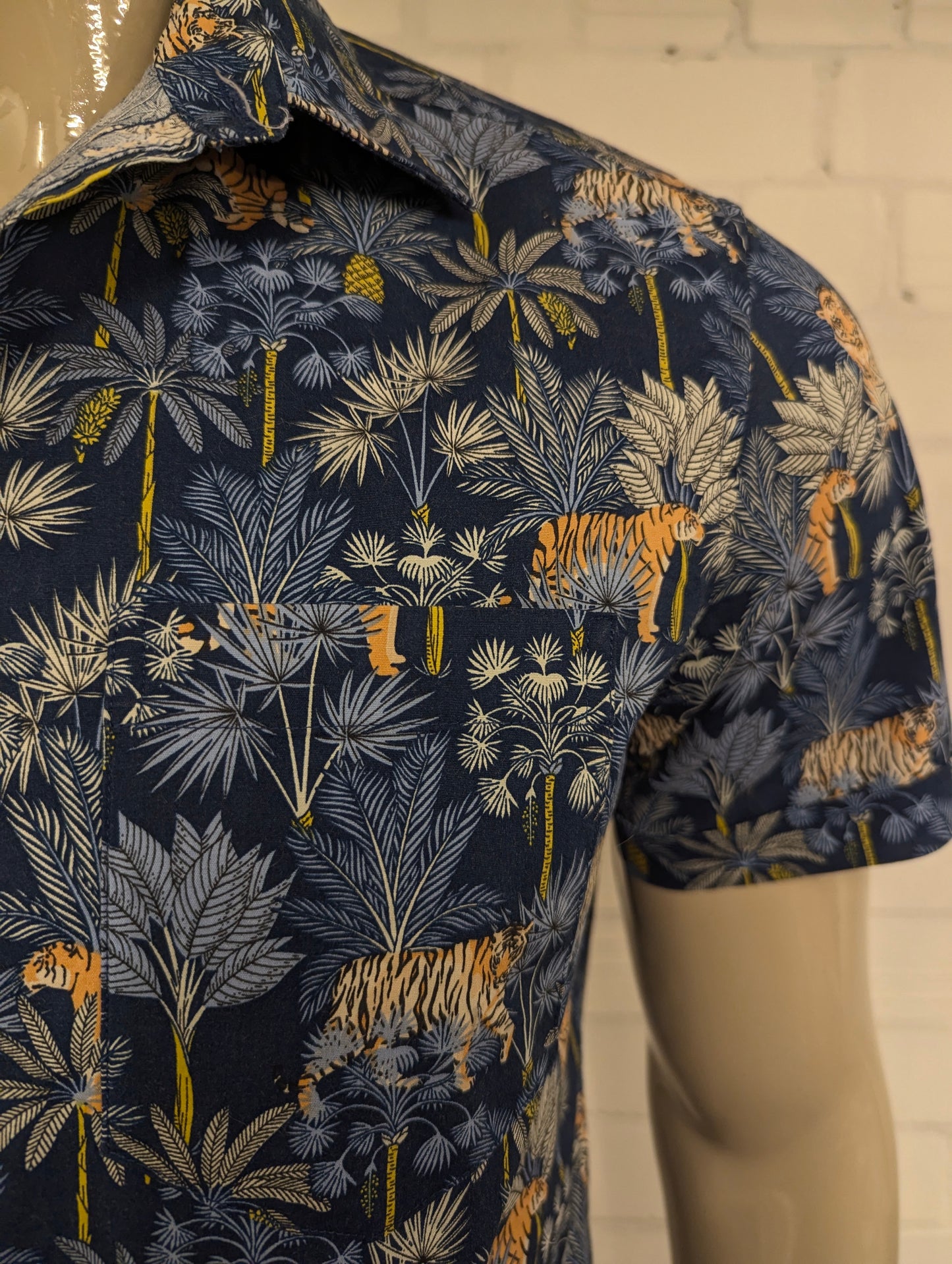 APT.9 overhemd korte mouw. Blauw Oranje Tijger Oerwoud print. Maat L. stretch.