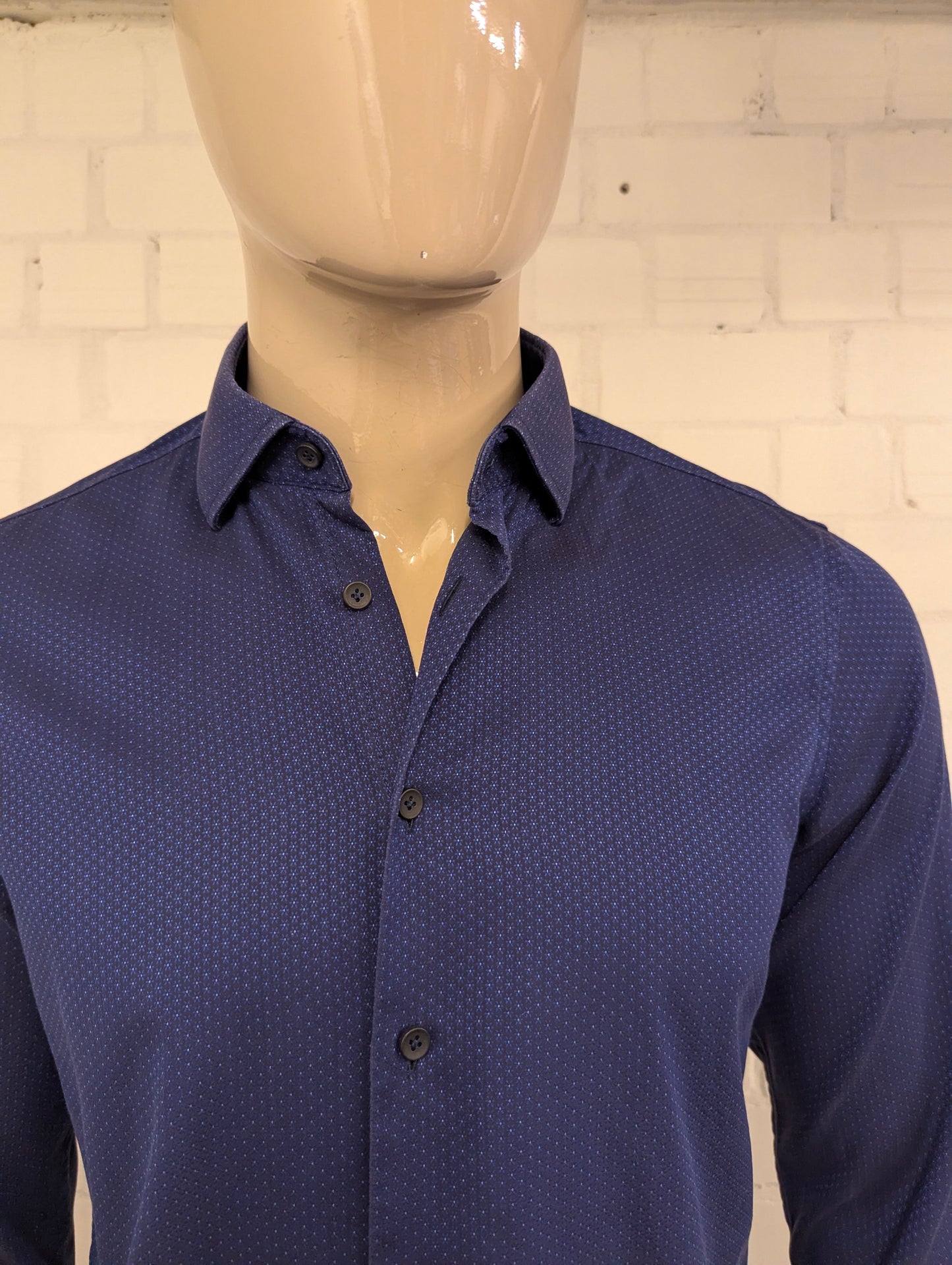 Olymp Signature overhemd. Donker Blauwe Bloemetjes motief. Maat M. tailored fit.