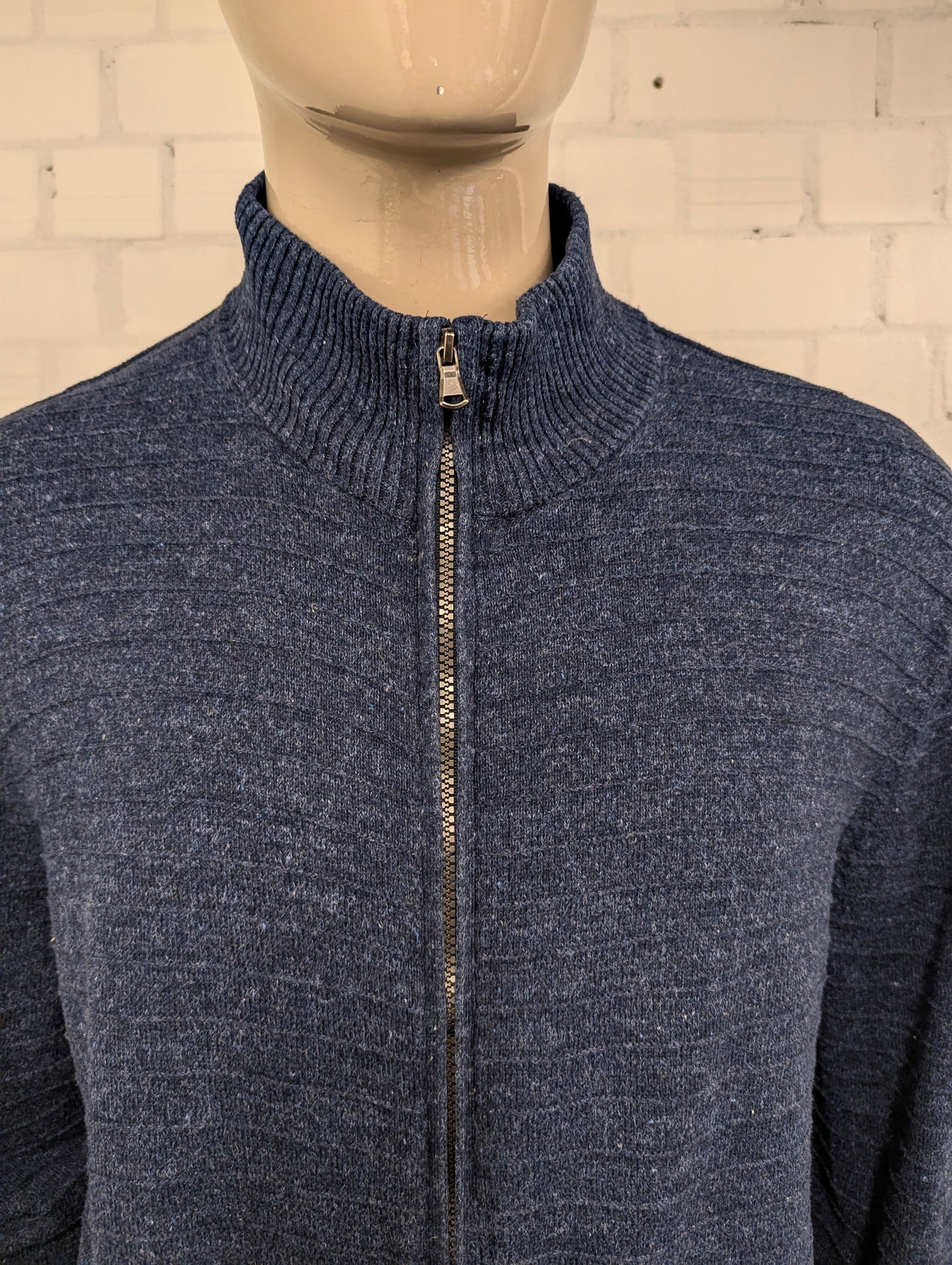 Nautica vest met rits. Blauw gemêleerd met voelbaar gestreept motief. Maat XL.