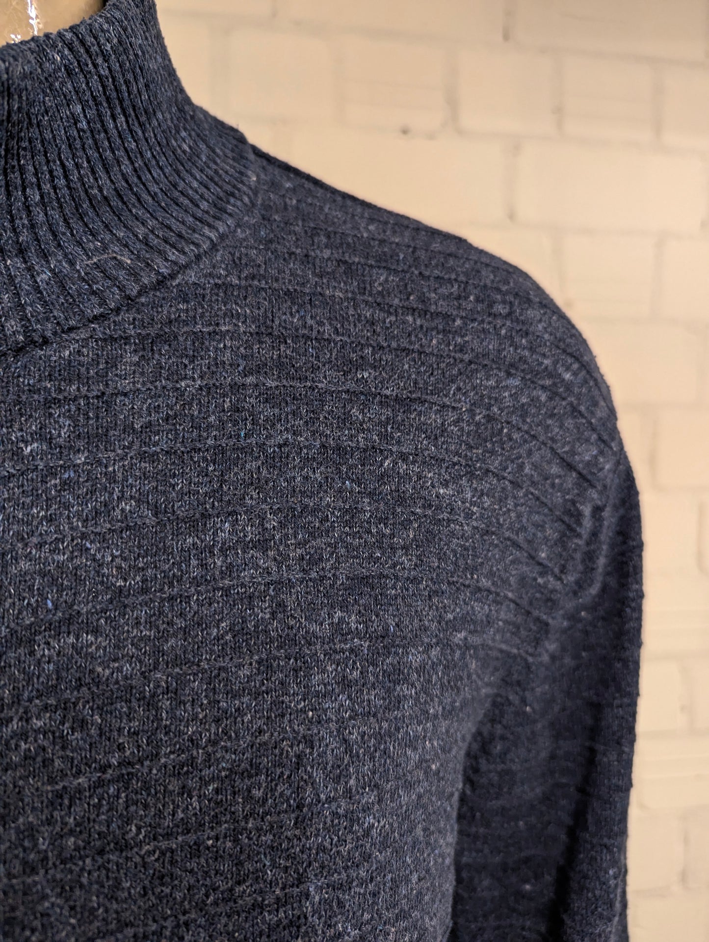 Nautica vest met rits. Blauw gemêleerd met voelbaar gestreept motief. Maat XL.