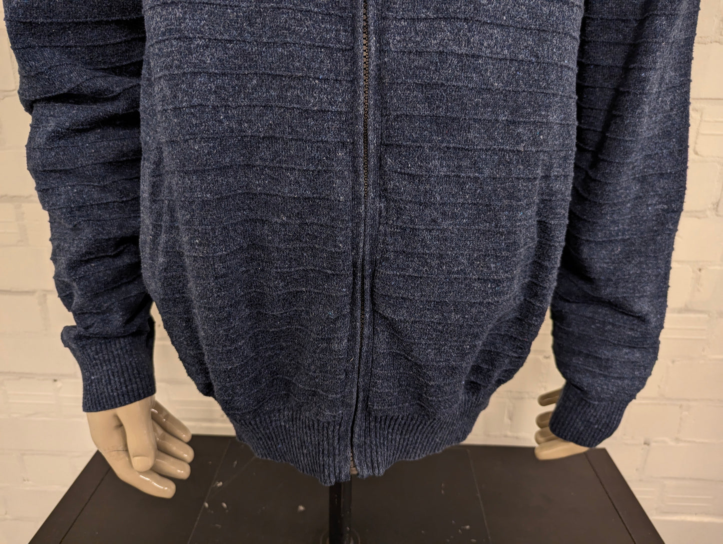 Nautica vest met rits. Blauw gemêleerd met voelbaar gestreept motief. Maat XL.