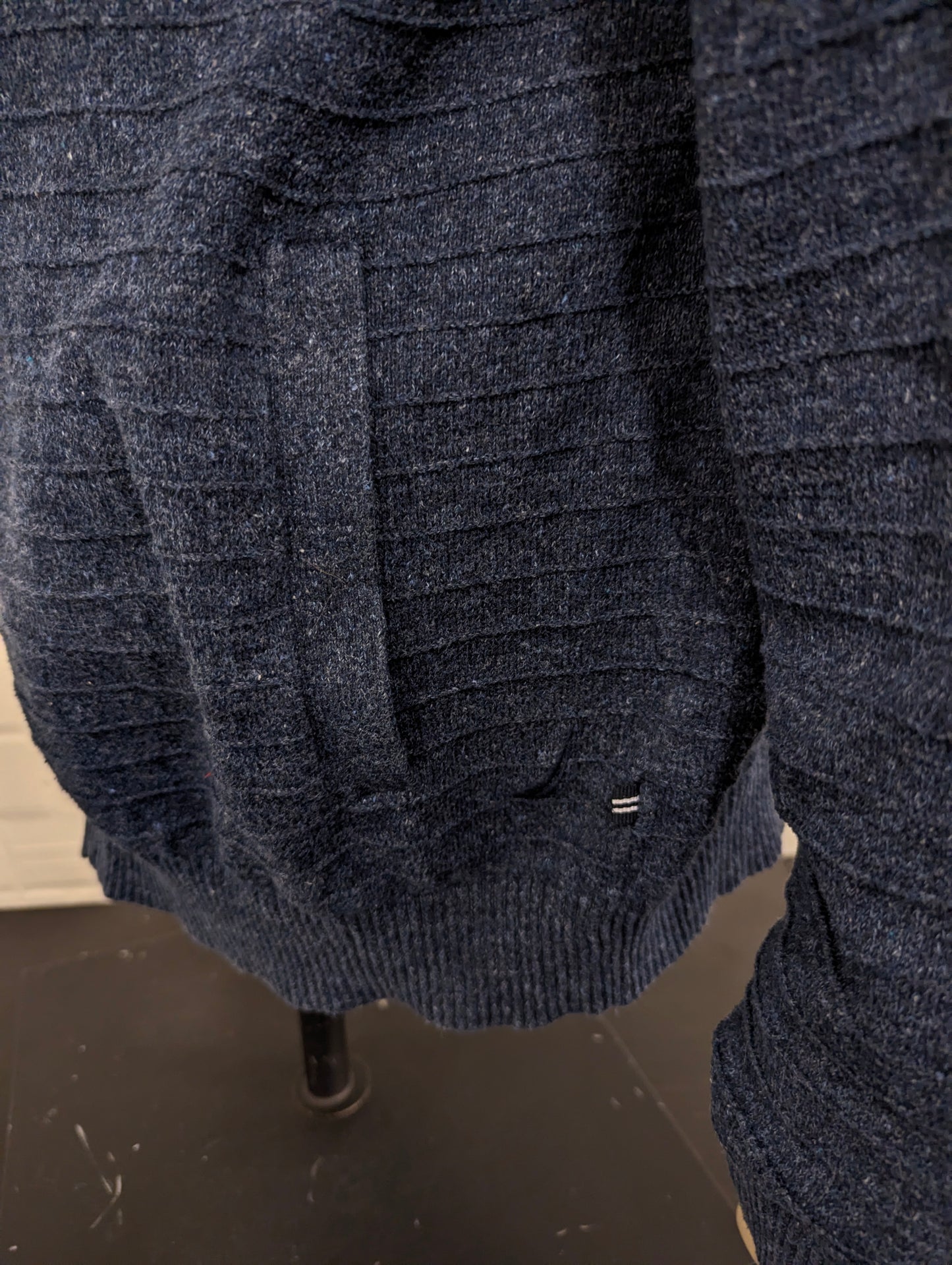 Nautica vest met rits. Blauw gemêleerd met voelbaar gestreept motief. Maat XL.