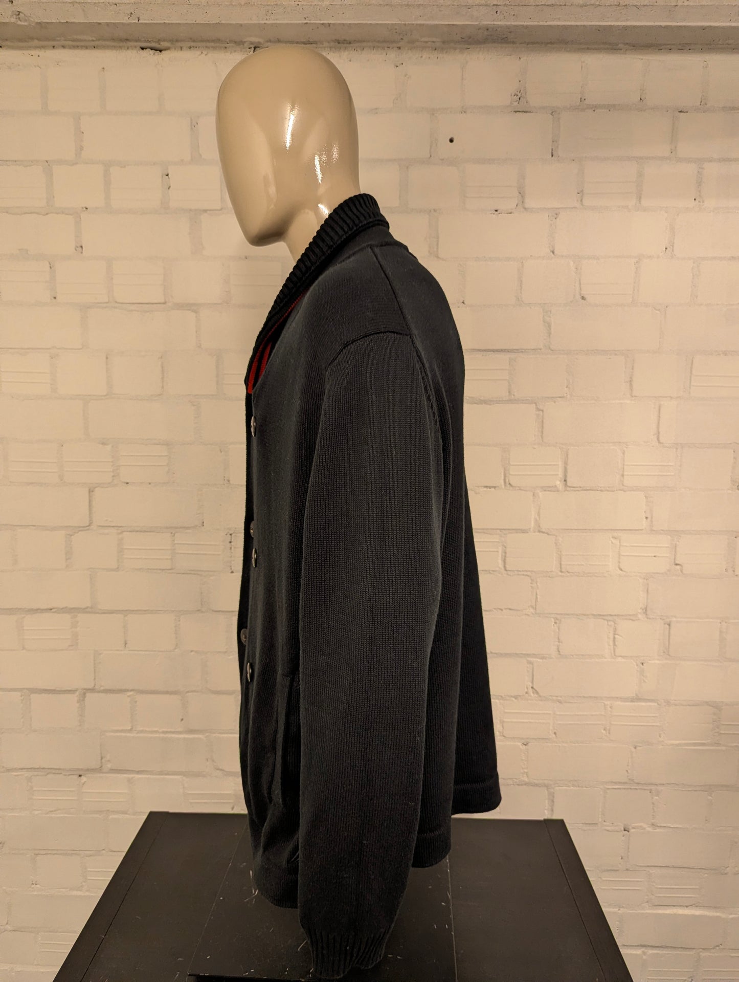 Nautica dik a-symmetrisch vest met knopen. Zwart gekleurd. Maat 2XL / XXL.