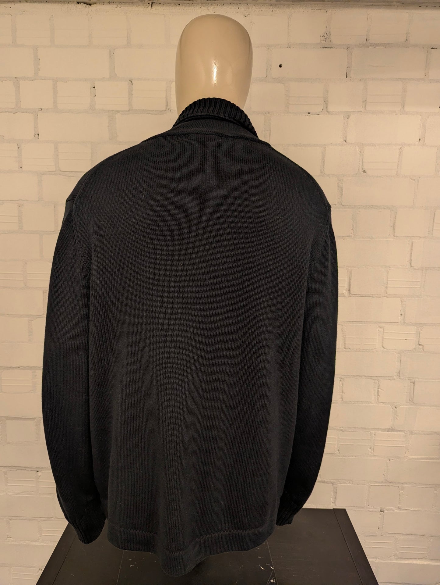Nautica dik a-symmetrisch vest met knopen. Zwart gekleurd. Maat 2XL / XXL.