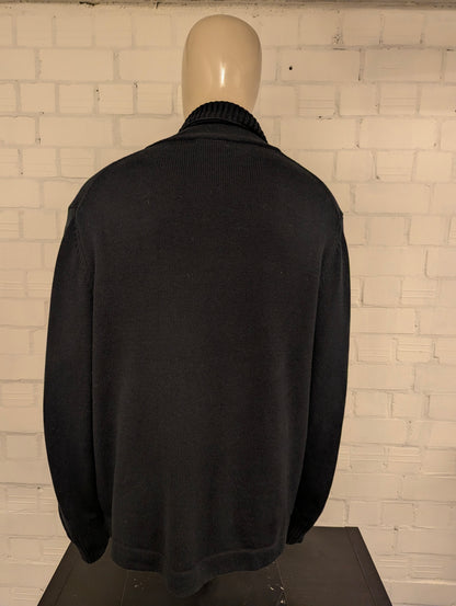 Nautica dik a-symmetrisch vest met knopen. Zwart gekleurd. Maat 2XL / XXL.