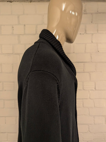 Nautica dik a-symmetrisch vest met knopen. Zwart gekleurd. Maat 2XL / XXL.