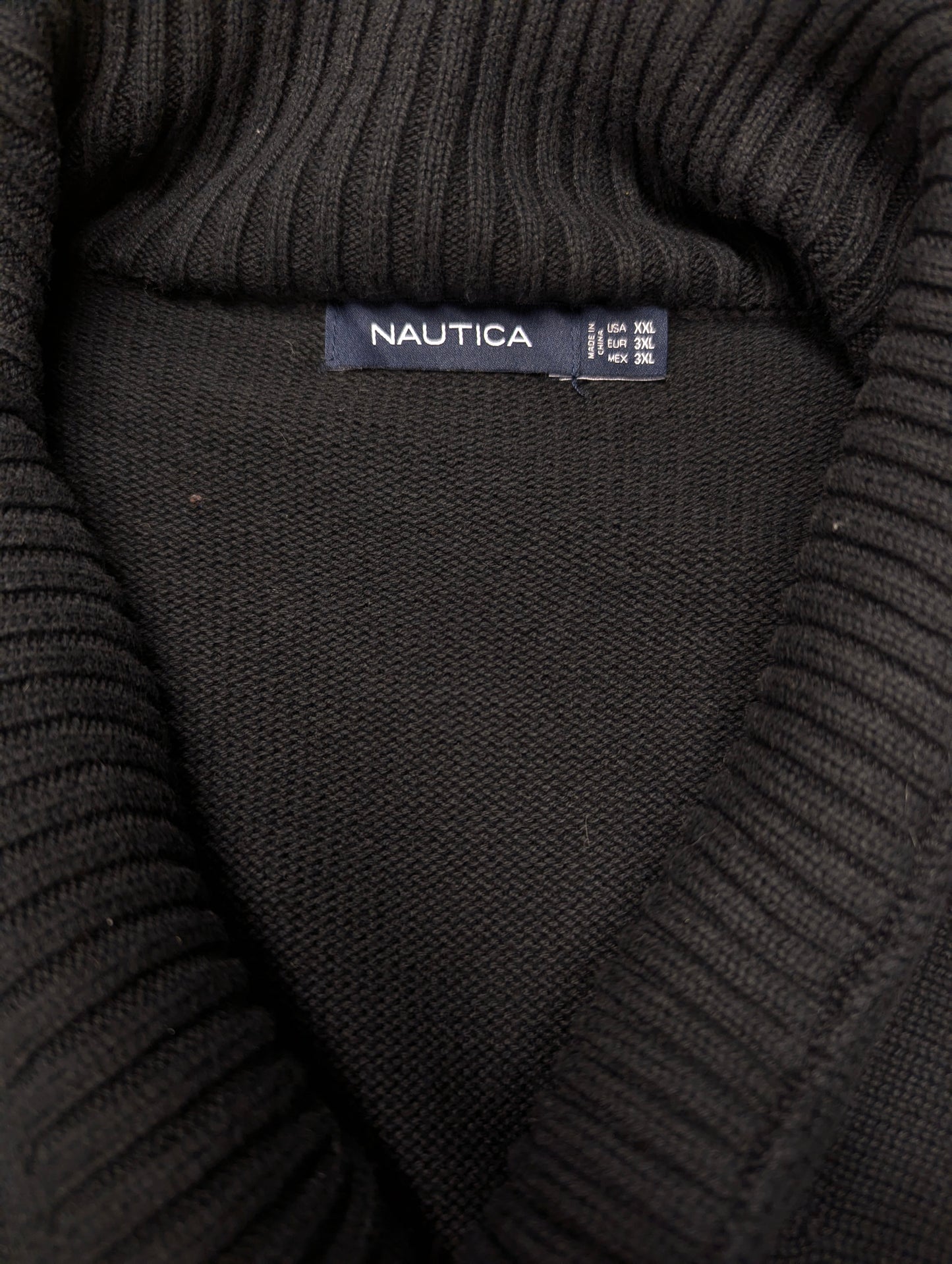 Nautica dik a-symmetrisch vest met knopen. Zwart gekleurd. Maat 2XL / XXL.