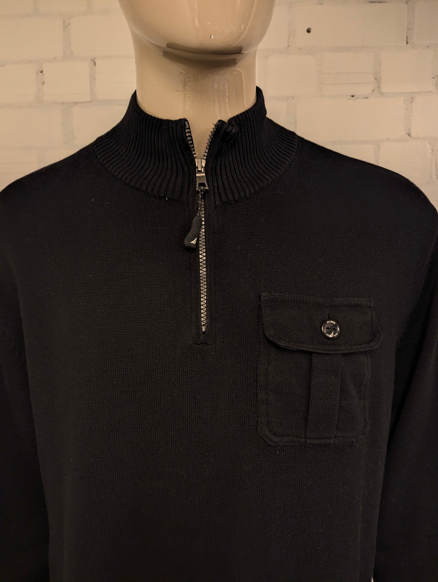 Nautica Quarter Zip trui met rits en borstzak en elleboogstukken. Zwart gekleurd. Maat 2XL / XXL.
