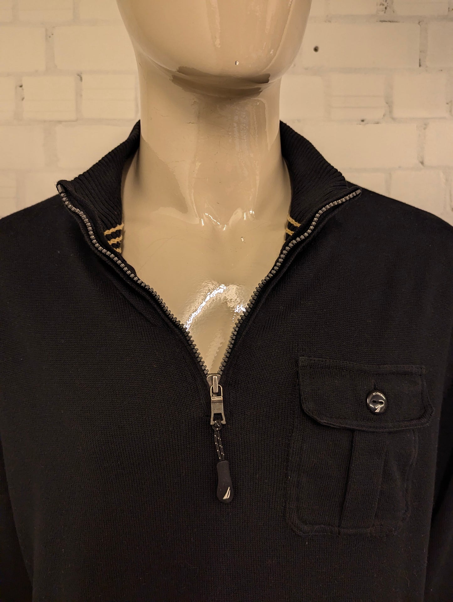 Nautica Quarter Zip trui met rits en borstzak en elleboogstukken. Zwart gekleurd. Maat 2XL / XXL.