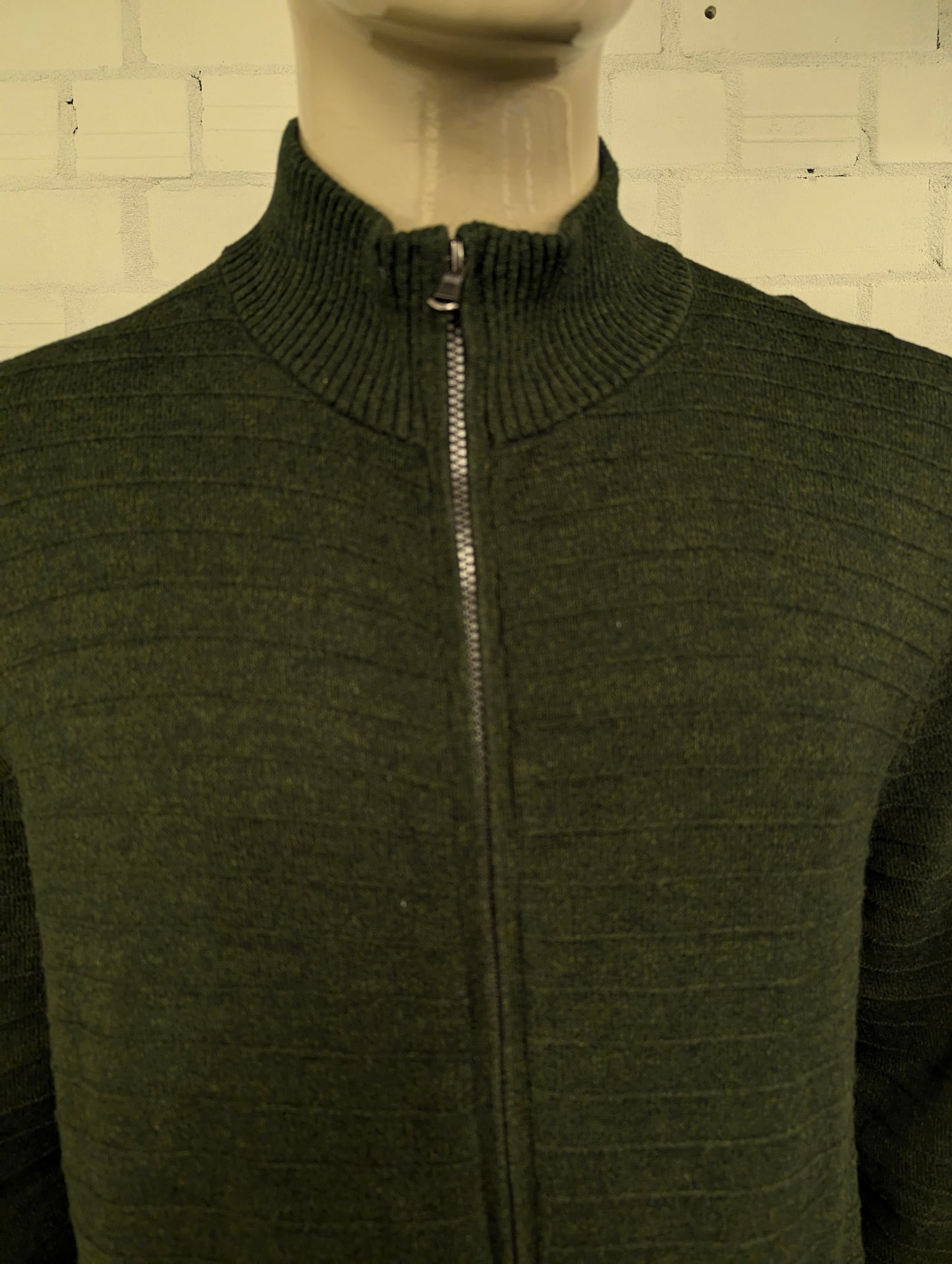 Nautica vest. Donker Groen voelbaar gestreept motief. Maat XL.
