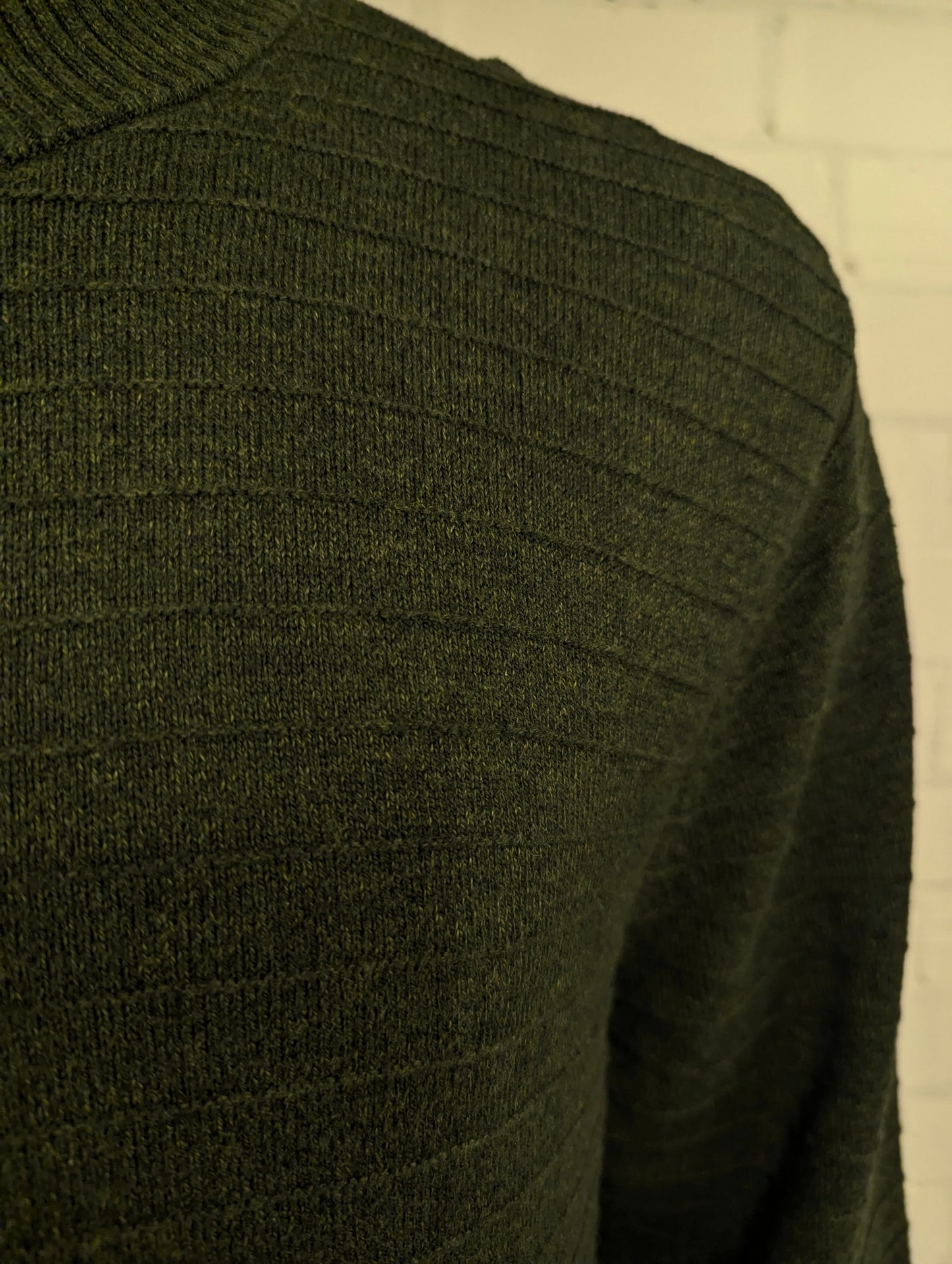 Nautica vest. Donker Groen voelbaar gestreept motief. Maat XL.