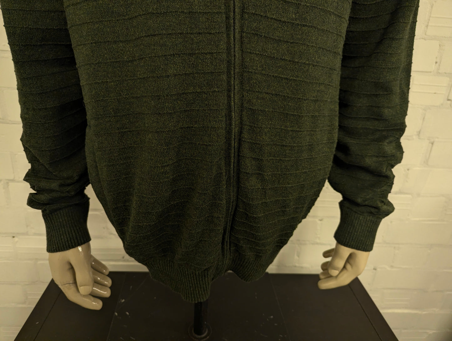 Nautica vest. Donker Groen voelbaar gestreept motief. Maat XL.
